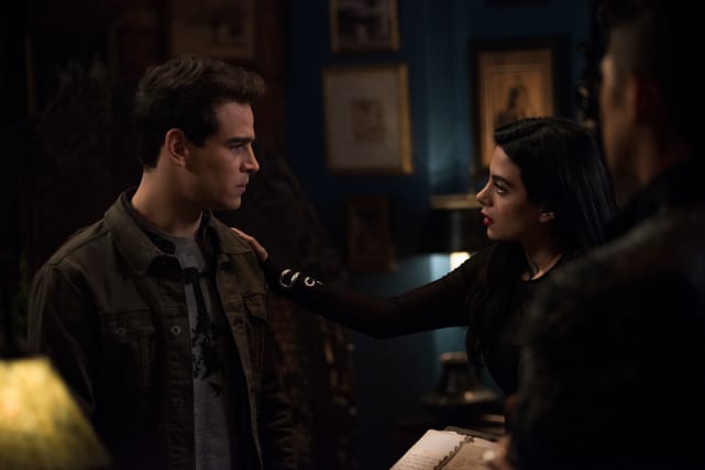 Izzy reassures simon shadowhunters s3e8