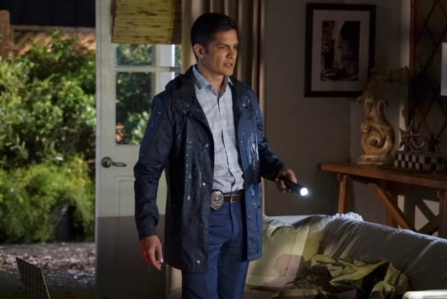 What's Going On? - Pretty Little Liars Season 7 Episode 9