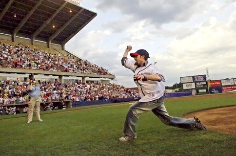Elliott Yamin Brings It