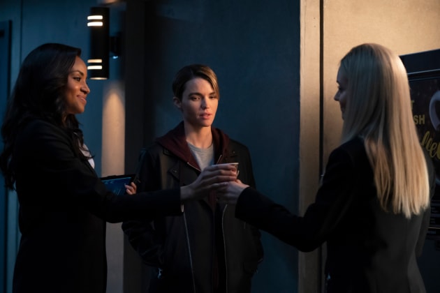 Someone Needs a Drink - Batwoman Season 1 Episode 19