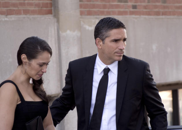 Reese Poses As a Body Guard