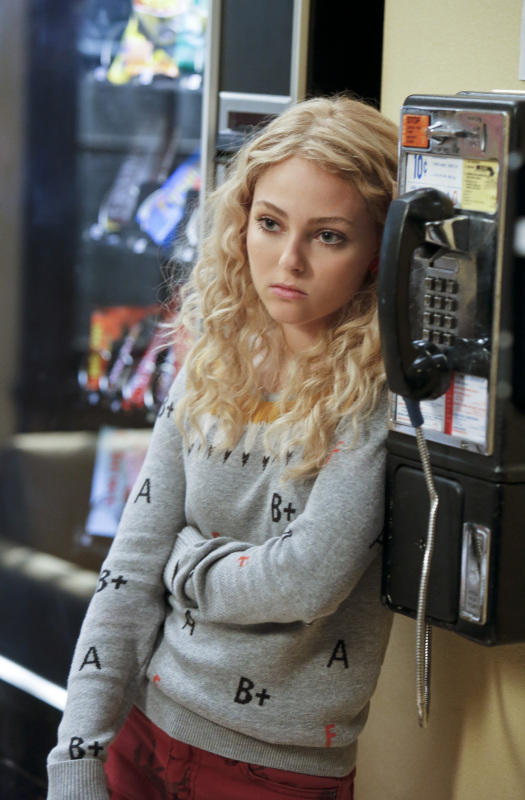 AnnaSophia Robb as Carrie