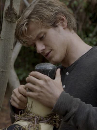 Fixing the Blade - MacGyver Season 1 Episode 13