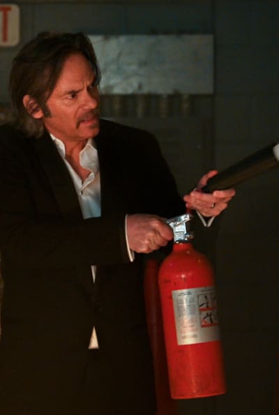 Vince saves the day with a fire extinguisher - Fire Country Season 2 Episode 8