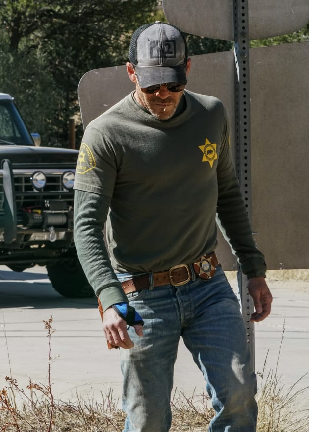 Bill Searches for Clues - Deputy Season 1 Episode 7
