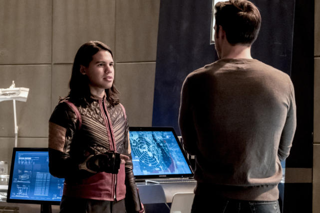 Cisco meets Mon-El - The Flash Season 3 Episode 17