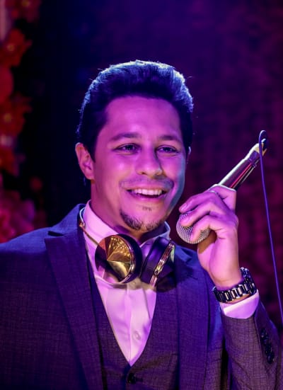 The Host of the Hour - The Baker and the Beauty Season 1 Episode 9