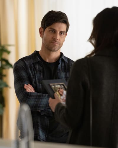 Photo Mantle - Tall - A Million Little Things Season 2 Episode 19