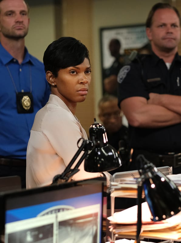 A Frightened Town - Black Lightning Season 3 Episode 2