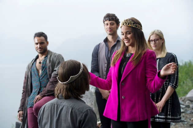 Margo Crowns Quentin - The Magicians Season 2 Episode 1