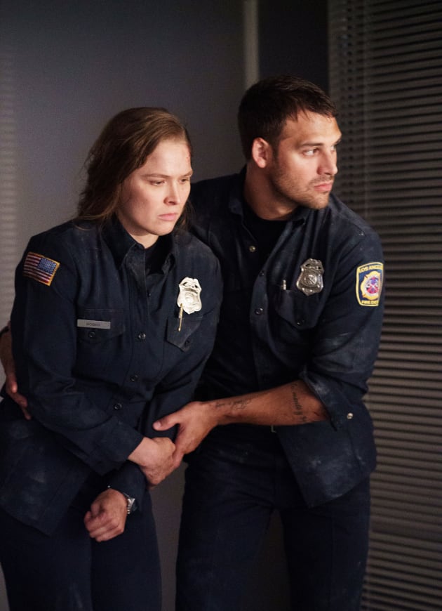 Helping Out 9 1 1 Season 3 Episode 3 Tv Fanatic