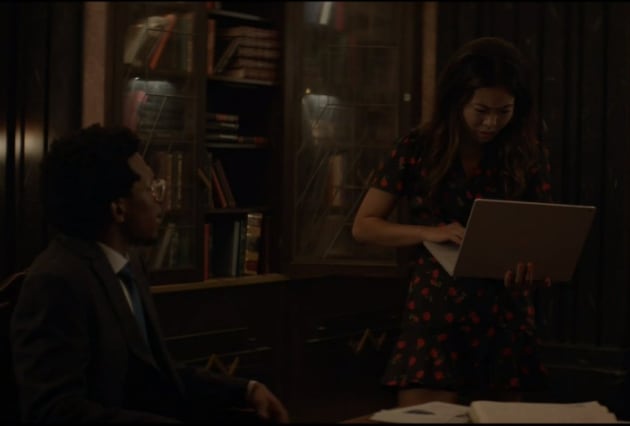 Mary Takes the Laptop - Batwoman Season 1 Episode 5
