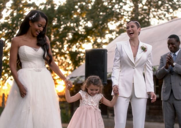 The Happy Family - Supergirl Season 6 Episode 20