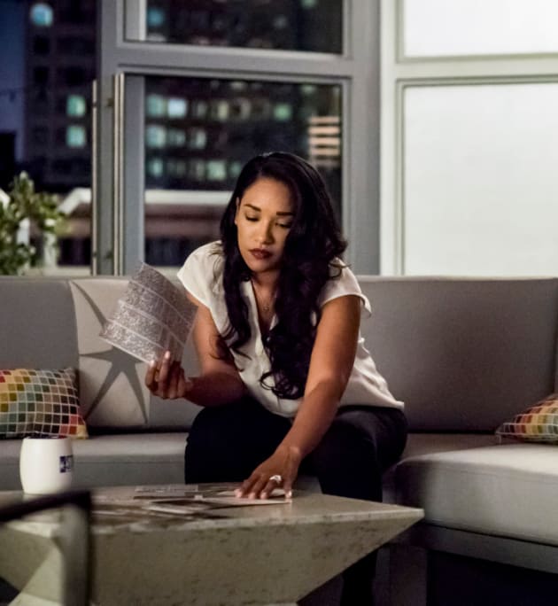 Iris Works Alone - The Flash Season 5 Episode 5