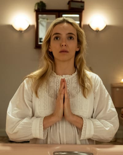 Villanelle Praying in The Bathroom - Killing Eve Season 4 Episode 1