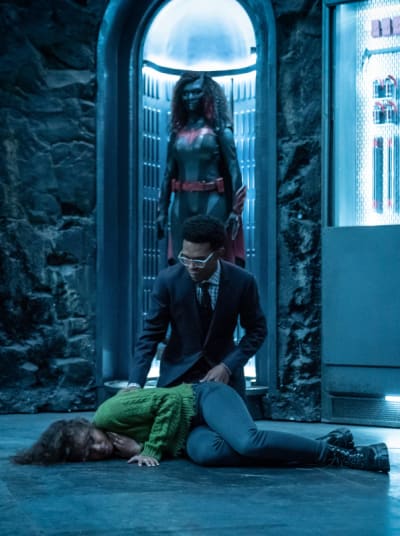 Vertical Ryan Collapses - Batwoman Season 2 Episode 6
