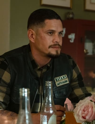 EZ at Dinner - Mayans M.C. Season 3 Episode 8