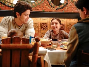 Dinner with Family  - Party of Five Season 1 Episode 1