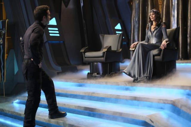 Claiming the Throne - Supergirl Season 2 Episode 21