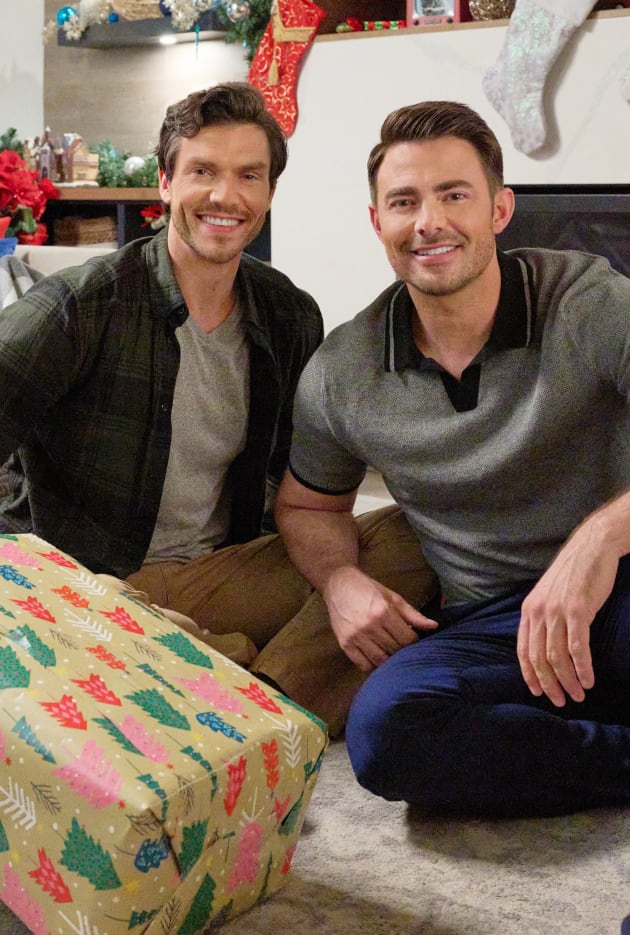 Jonathan Bennett Teases The Holiday Sitter, Taking “Comedy to the