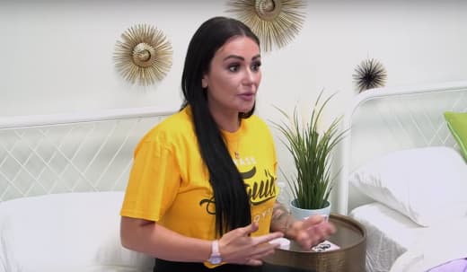 An Unimpressed Jwoww - Jersey Shore: Family Vacation