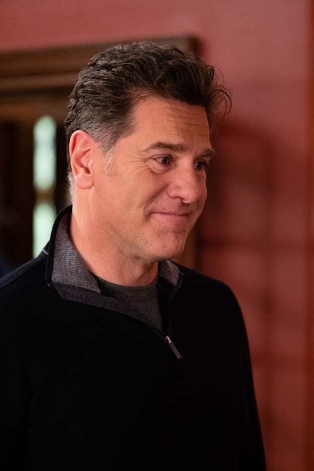 Stranger at Grey House - Good Witch Season 5 Episode 9