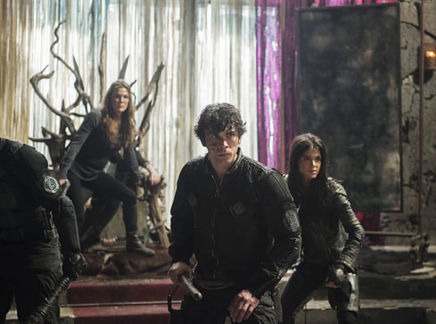 Fighting Stance - The 100 Season 3 Episode 16