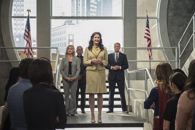The president arrives supergirl season 2 episode 3