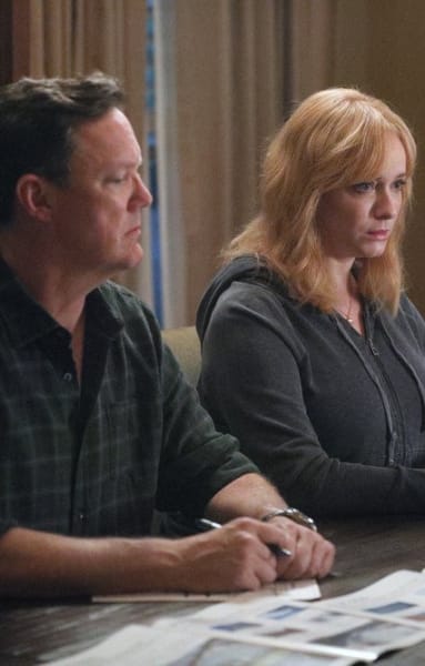 Listening Hard - Good Girls Season 3 Episode 6 