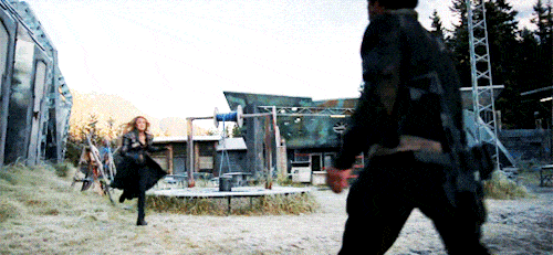 When Clarke runs into Bellamy’s arms on 3x12 “Demons”