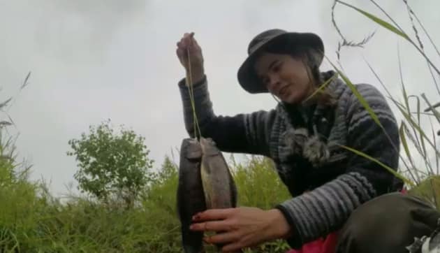 Carleigh Catching Fish Alone Season 5 Episode 1 Tv Fanatic