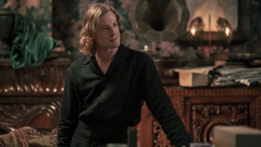 Lestat Postures - Interview with the Vampire Season 1 Episode 5