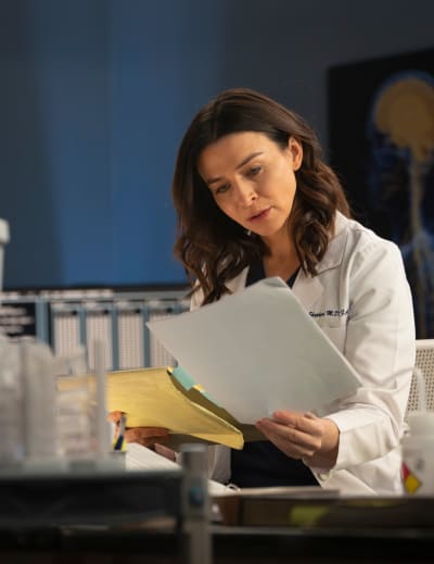Tension with New Doc - tall - Grey's Anatomy Season 20 Episode 3