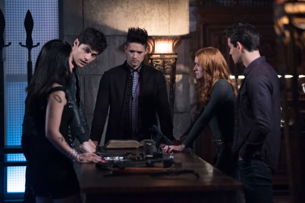 Team Huddle - Shadowhunters Season 3 Episode 7