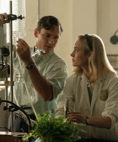 Elizabeth And Calvin Work Together - Lessons in Chemistry Season 1 Episode 1