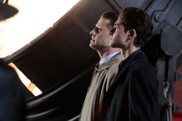 The Bat Signal - Gotham Season 4 Episode 22