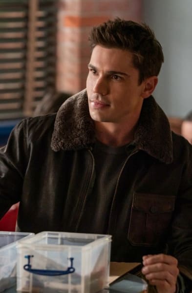 Gregory's In Town - Roswell, New Mexico Season 3 Episode 5