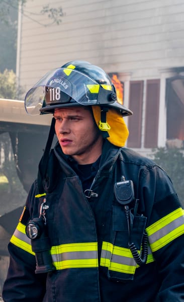 9-1-1': Tsunami atinge Los Angeles no trailer da 3ª temporada; Assista! -  CinePOP