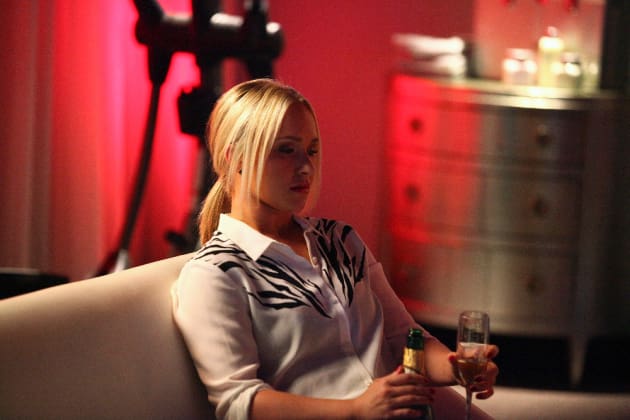 Juliette Drinks - Nashville Season 4 Episode 1