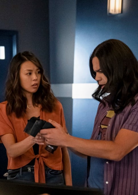 Kamilla shares info with Cisco - The Flash Season 6 Episode 10