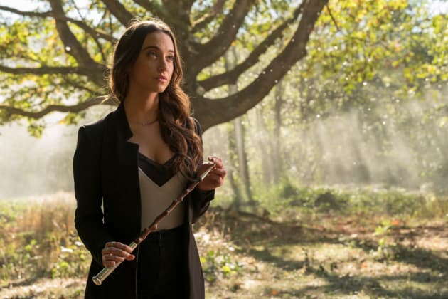 Julia and the wand - The Magicians Season 2 Episode 8