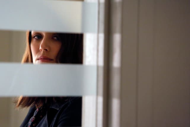 Liz takes another peak into the room - The Blacklist Season 4 Episode 7