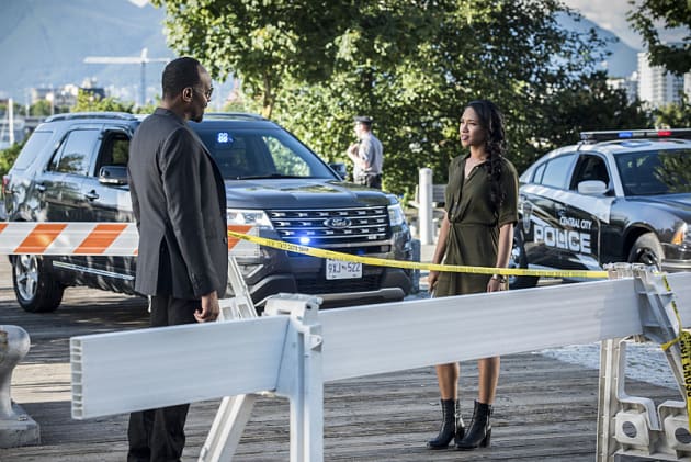 Checking Things Out - The Flash Season 3 Episode 2