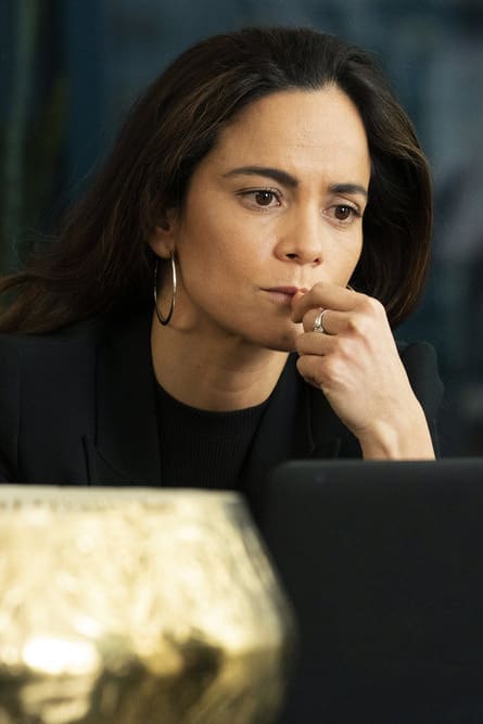 Queen of the South Season 4 Episode 1 Review Bienvenidos A