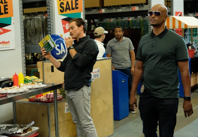 Shopping Around - Lethal Weapon Season 2 Episode 8