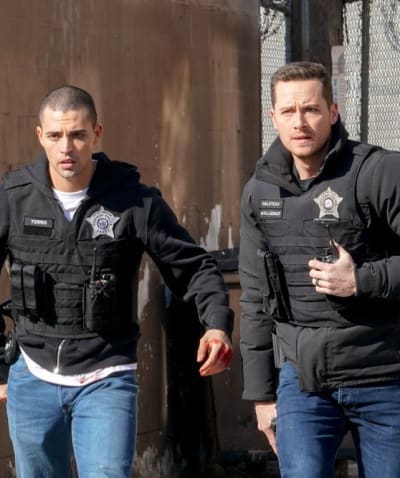 Under his Wing -tall  - Chicago PD Season 9 Episode 18