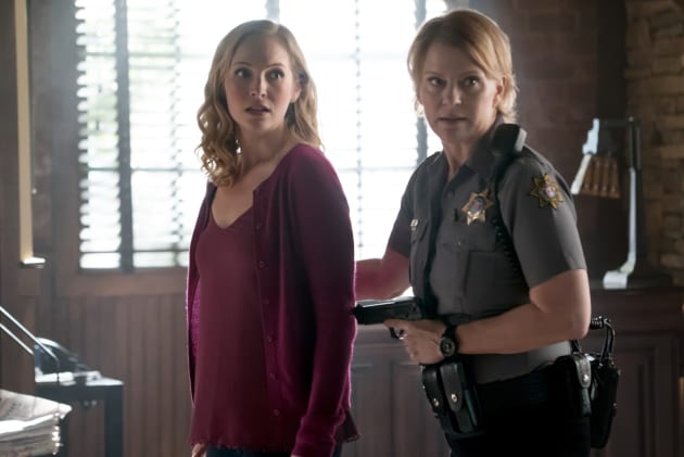 Sheriff Forbes Returns - The Vampire Diaries