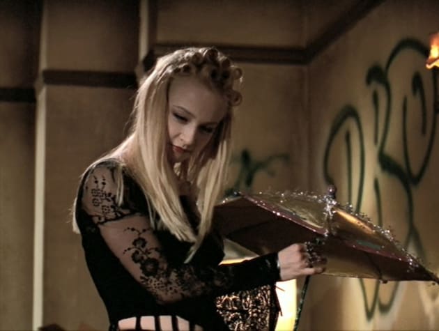 Sunday Steals Buffy's Award - Buffy the Vampire Slayer Season 4 Episode ...