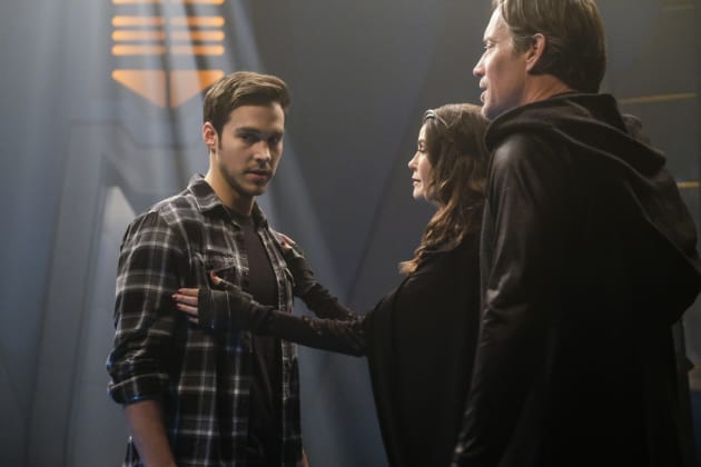 Holding Back - Supergirl Season 2 Episode 16 - TV Fanatic