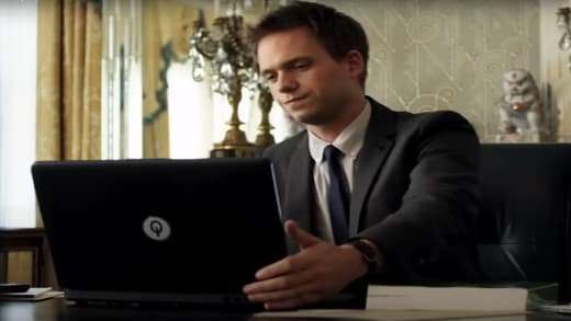 Harvey Specter em seu laptop - Suits